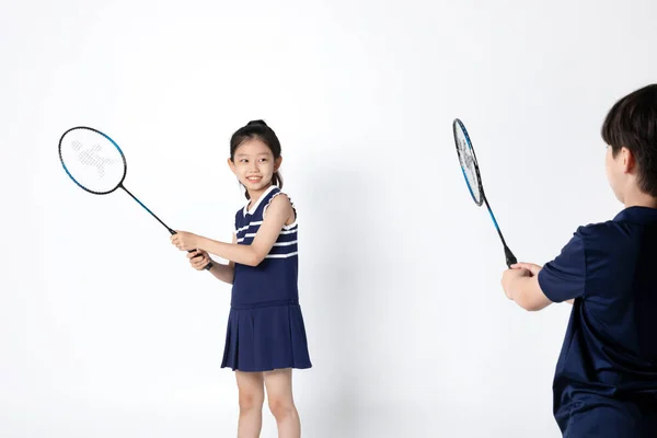 Menino Menina Coreano Fitness Conceito Exercício Fundo Branco Jogando Badminton — Fotografia de Stock