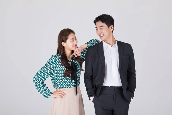 韩国年轻夫妇 男男女女穿着现代汉博克 夫妻面带微笑 — 图库照片