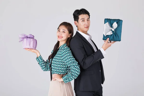 韩国年轻夫妇 男男女女 身穿现代汉博克 手持礼品盒 — 图库照片