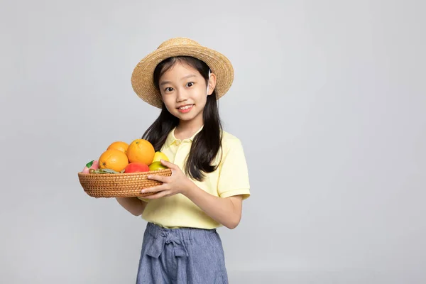 Chica Joven Coreana Con Ropa Gimnasio Estudio Fondo Blanco Sosteniendo — Foto de Stock