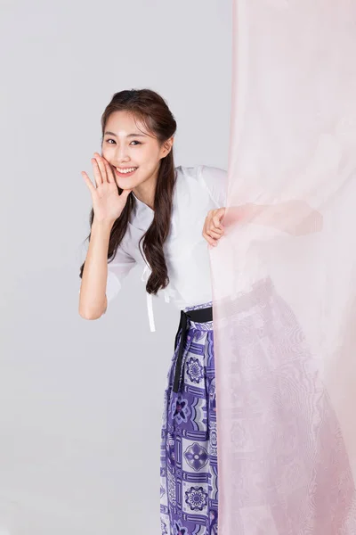 Όμορφη Κορεάτισσα Στα Φοράει Μοντέρνο Μετάξι — Φωτογραφία Αρχείου