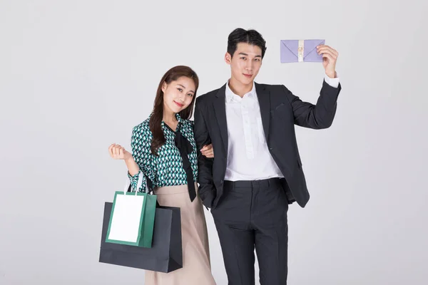 韩国年轻夫妇 身穿现代汉博克 手持纸袋和韩国传统婚礼离合器 — 图库照片