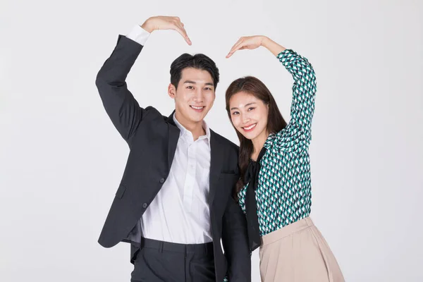 Koreai Fiatal Pár Modern Hanbok Viselő Férfi Szív Alakú Kéz — Stock Fotó