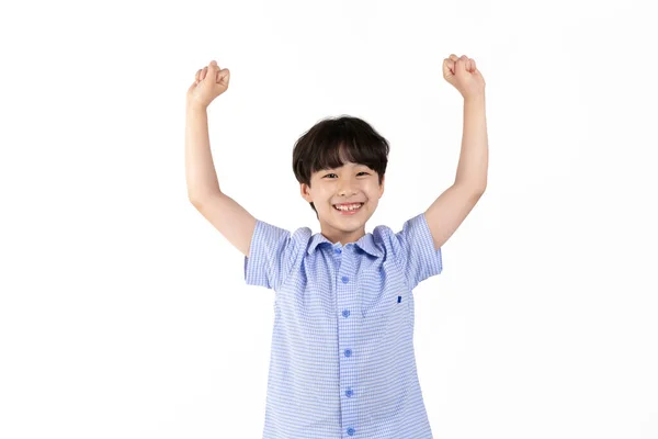 Корейський Хлопчик Одягнений Літню Блакитну Сорочку Піврукавом Білій Студії Підняв — стокове фото