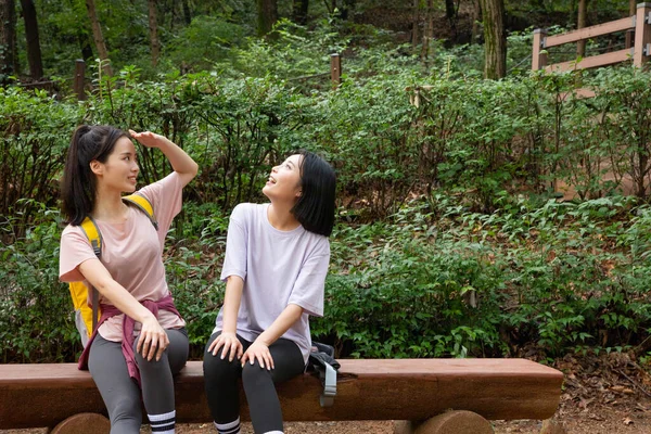Two Korean Asian Female Friends 20S Hiking Plogging Mountain Taking — Stock Photo, Image