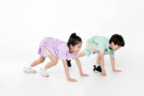 Coreano Menino Menina Fitness Exercício Conceito Fundo Branco Correndo Posição — Fotografia de Stock