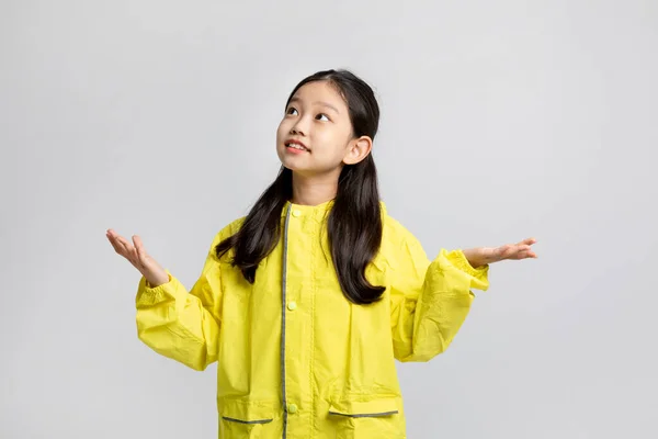 Милая Молодая Корейская Девушка Концепция Сезона Дождей Белом Фоне Студии — стоковое фото