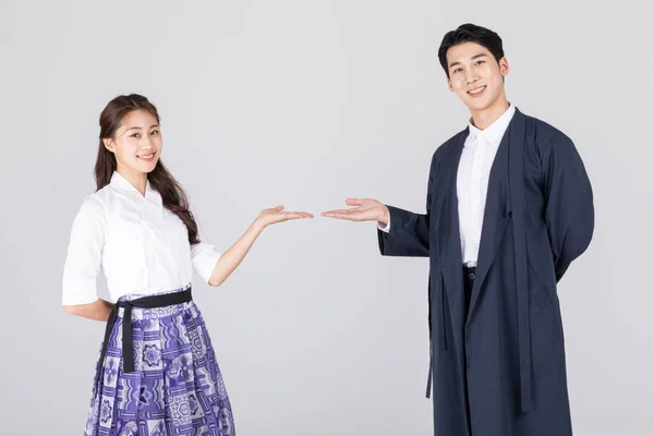 Jeune Couple Coréen Homme Femme Portant Hanbok Moderne Guidant — Photo
