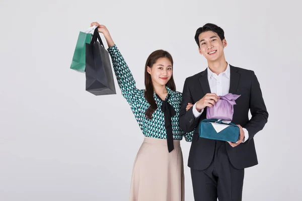 Koreanisches Junges Paar Mann Und Frau Modernem Hanbok Mit Papiertüte — Stockfoto