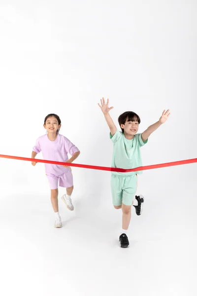 Koreański Chłopiec Dziewczyna Fitness Ćwiczenia Koncepcja Białym Tle Przekroczył Linię — Zdjęcie stockowe