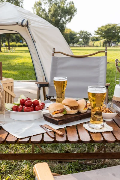 Camping Διάθεση Αισθητική Μπύρα Και Πιάτα Πλευρά Σερβίρεται Στο Tablet — Φωτογραφία Αρχείου