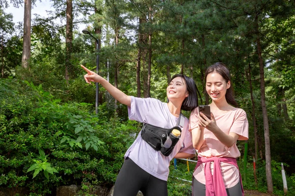 Coreano Jovens Mulheres Caminhadas Plogging Find Direções Usando Smartphone — Fotografia de Stock