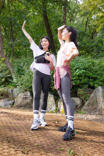 Korean Young Women Hiking Plogging_Stretch Warm — Stock Photo, Image