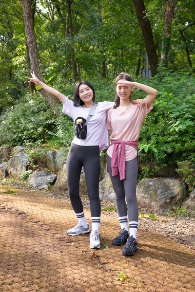 Korean Young Women Hiking Plogging_Smiling — Stock Photo, Image
