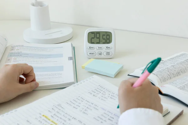 Studieren Hause Schreibtisch Einrichten Studieren Während Die Uhrzeit Überprüft Wird — Stockfoto
