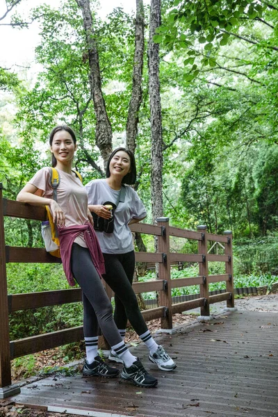 Korean Young Women Hiking Plogging_Resting Rail — Stock Photo, Image