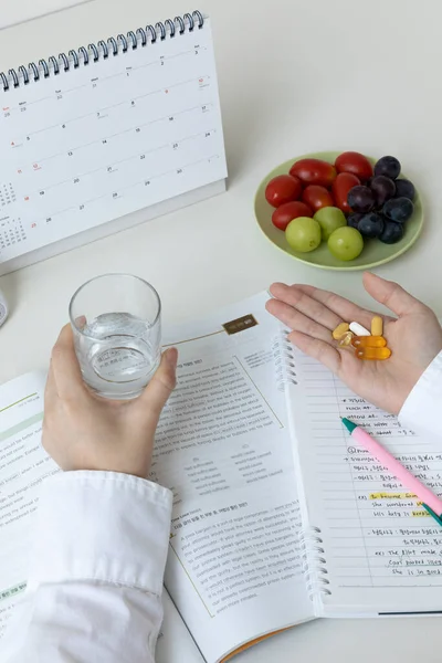 Lernen Hause Schreibtisch Einrichten Nahrungsergänzungsmittel Während Des Studiums Nehmen — Stockfoto