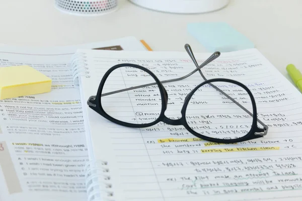 Lernen Hause Schreibtisch Eingerichtet Handschriftliche Notizen Und Schreibgeräte Brille — Stockfoto