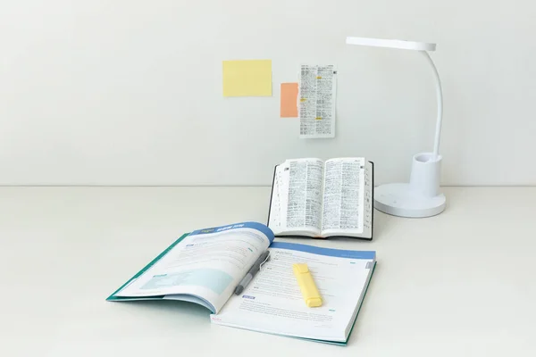 Lernen Hause Schreibtischeinrichtung Wörterbücher Und Arbeitsbücher — Stockfoto
