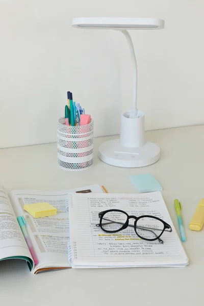 Μελέτη Στο Σπίτι Γραφείο Setup Writing Notes Writing Instruments Glasses — Φωτογραφία Αρχείου
