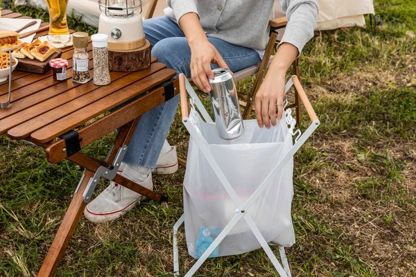 Camping Humor Estética Jogando Lata Saco Reciclado — Fotografia de Stock