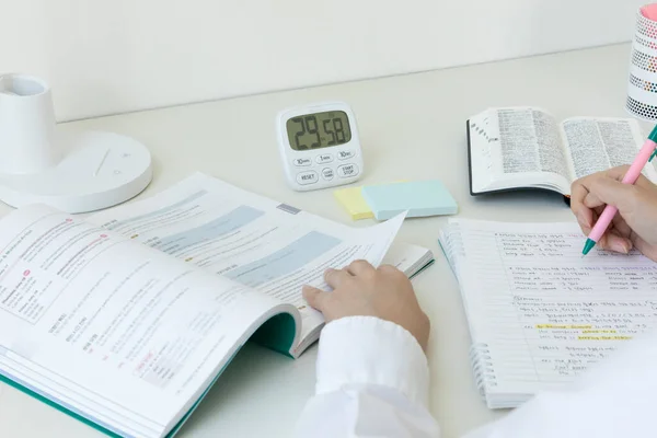 Estudando Casa Configuração Mesa Estudo Estudando Enquanto Verifica Horas — Fotografia de Stock