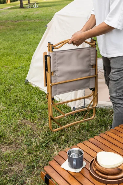 Camping Estética Humor Segurando Uma Cadeira Gramado — Fotografia de Stock