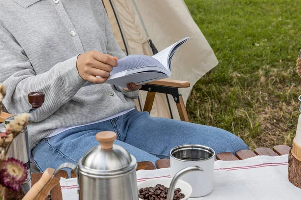 Camping Humor Estética Beber Café Com Leitura Livro — Fotografia de Stock