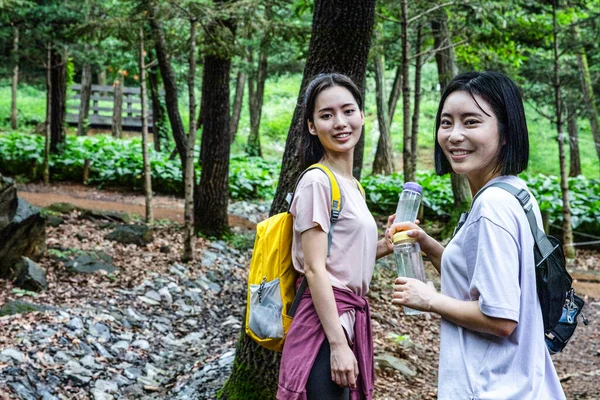Korean Молоді Жінки Йдуть Пішки Веслують Горах — стокове фото