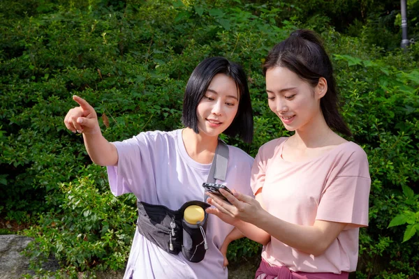 Κορεάτισσες Νεαρές Γυναίκες Που Κάνουν Πεζοπορία Και Βρίσκουν Οδηγίες Μέσω — Φωτογραφία Αρχείου