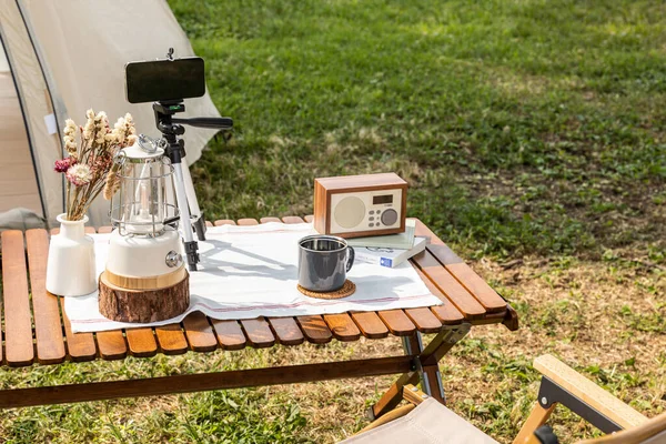 Camping Humor Estética Filmagem Usando Smartphone — Fotografia de Stock