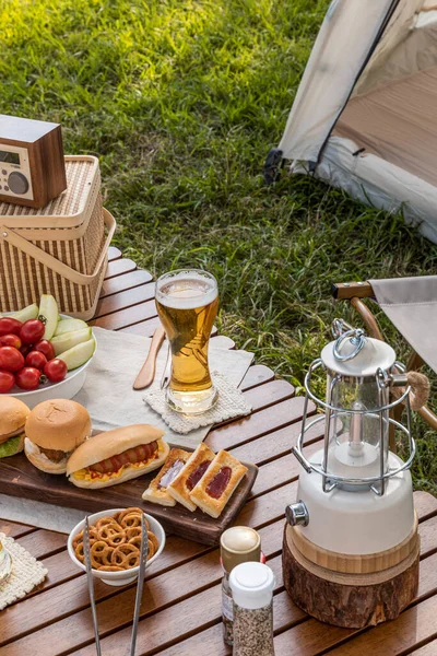 Ambiente Camping Estética Cerveza Guarniciones Servidos Tableta — Foto de Stock