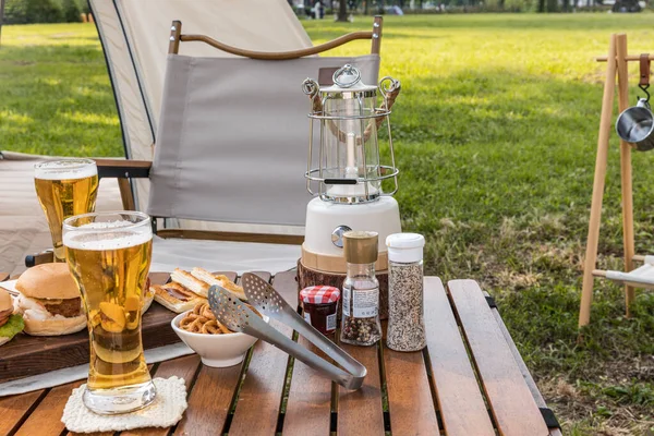 Camping Humor Estética Cerveja Acompanhamentos Servidos Tablet — Fotografia de Stock