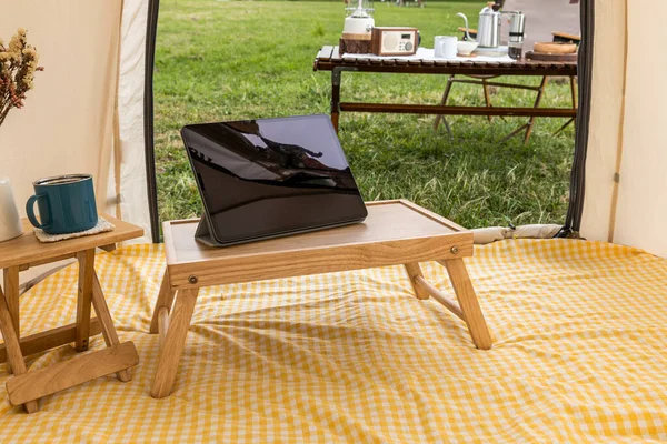 Camping Estética Humor Assistindo Tablet Uma Tenda — Fotografia de Stock