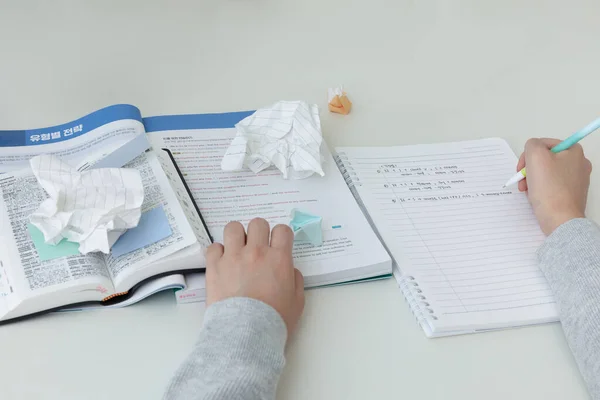 Hause Lernen Schreibtisch Einrichten Papier Mehrmals Falten — Stockfoto