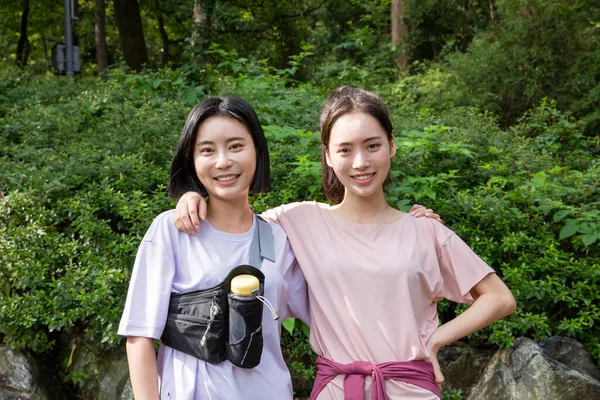 Κορεάτισσες Νεαρές Γυναίκες Κάνουν Πεζοπορία Και Μαστίγωμα Χαμογελώντας — Φωτογραφία Αρχείου