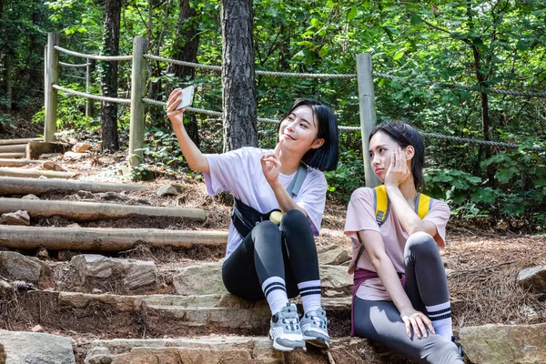 Korean Young Women Hiking Plogging_Taking Photo — Stock Photo, Image