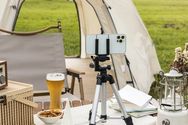 Camping Humor Estética Filmagem Usando Smartphone — Fotografia de Stock