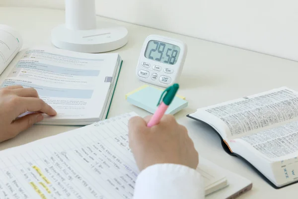 Estudando Casa Configuração Mesa Estudo Estudando Enquanto Verifica Horas — Fotografia de Stock