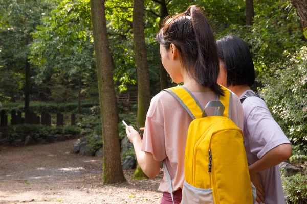 Koreańskie Młode Kobiety Turystyka Plogging Znaleźć Wskazówki Pomocą Smartfona — Zdjęcie stockowe