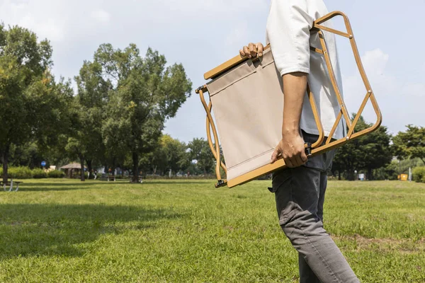 Campeggio Umore Estetica Tenendo Mano Una Sedia Giardino — Foto Stock