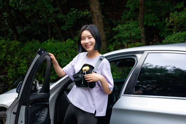 Κορεάτισσες Νέες Γυναίκες Που Κάνουν Πεζοπορία Και Μαστίγωμα Βγαίνοντας Από — Φωτογραφία Αρχείου
