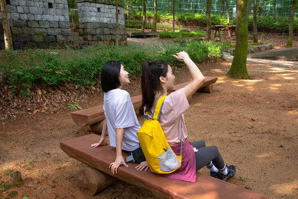 Koreańskie Młode Kobiety Turystyka Plogging Odpoczynek — Zdjęcie stockowe