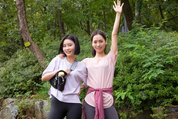Κορεάτισσες Νεαρές Γυναίκες Κάνουν Πεζοπορία Και Μαστίγωμα Χαμογελώντας — Φωτογραφία Αρχείου