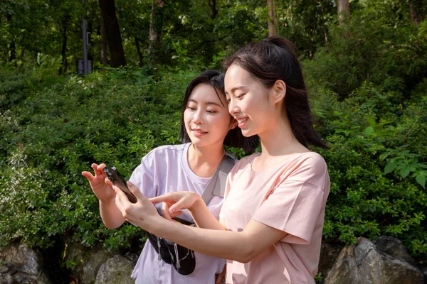 Coreano Jovens Mulheres Caminhadas Plogging Find Direções Usando Smartphone — Fotografia de Stock