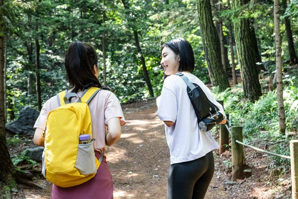 Coreano Jovens Mulheres Caminhadas Plogging Trekking Montanha — Fotografia de Stock