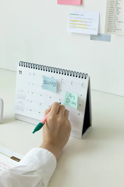 Studieren Hause Schreibtisch Einrichten Den Schulleistungstest Auf Dem Kalender Markieren — Stockfoto