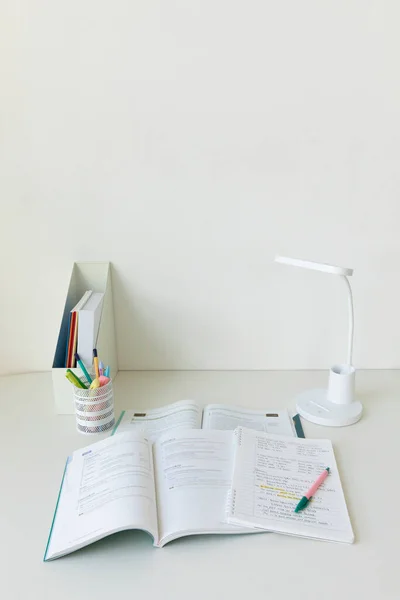 Hause Lernen Schreibtisch Aufbauen Während Man Notizen Macht — Stockfoto