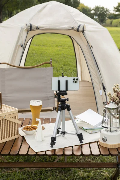 Camping Humor Estética Filmagem Usando Smartphone — Fotografia de Stock