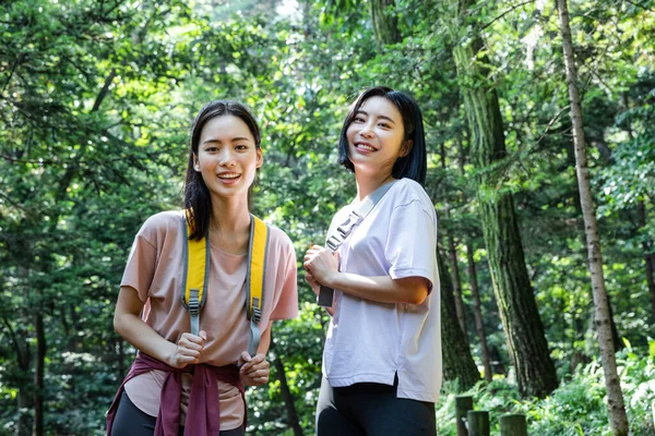 Mujeres Jóvenes Coreanas Senderismo Plogging Trekking Montaña — Foto de Stock
